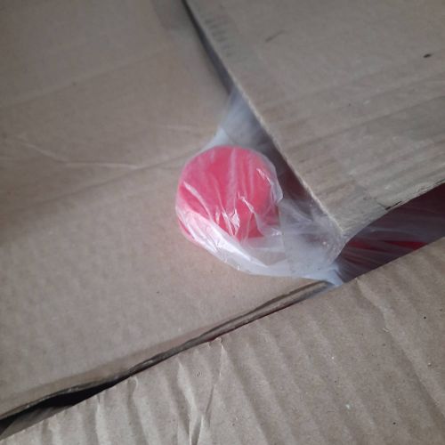 Пластмассовые (КРАСНЫЕ) крышки К-3/5 (диаметр 35 мм.) 1 коробка, 1100 шт. (2 шт.)