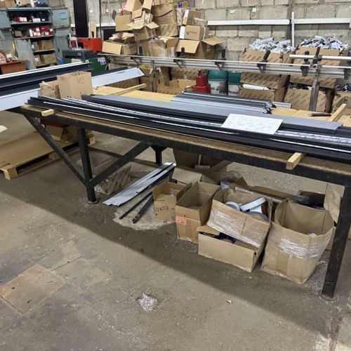 Устройство для ламинации сэндвич- панелей