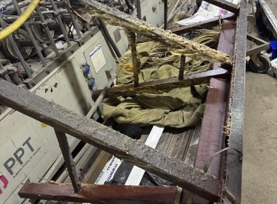 Устройство для ламинации сэндвич- панелей