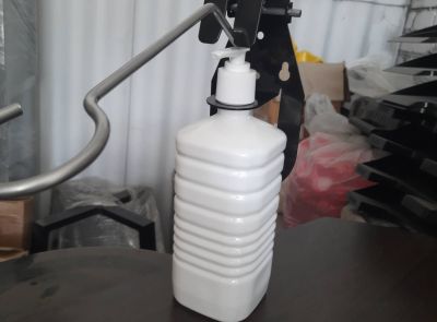 Держатель для антисептика настенный (локтевой) с флаконом "ДПТ-1" черного цвета (35 шт.)