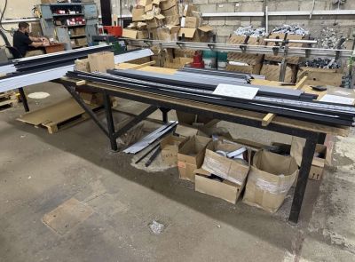 Устройство для ламинации сэндвич- панелей